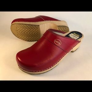 Sanita red leather clogs women’s sz 8 (Eur 38)